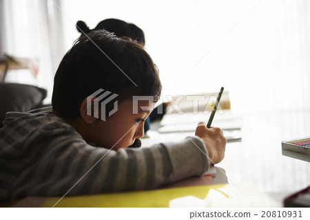 A boy focused on studying 20810931