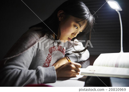 在自己的房間裡學習的孩子 20810969