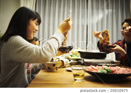 Family to eat dinner 20810975