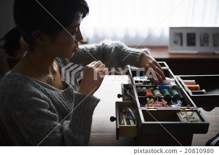 Mother to organize sewing box 20810980