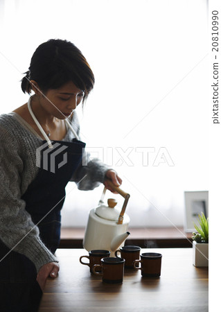 正在泡茶的母親 正在泡茶的母親 20810990
