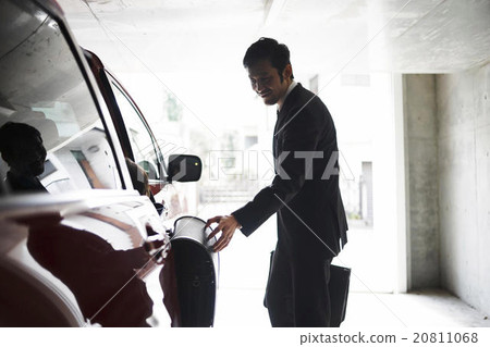 A man who goes to work at a company 20811068