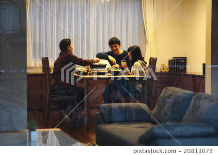 Eat dinner with family 20811073