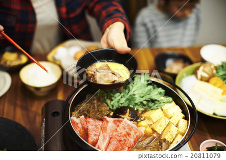 Family to eat sukiyaki Family to eat sukiyaki 20811079