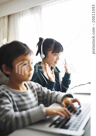 操作電腦的孩子 20811093