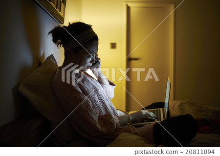 看電腦的女人 20811094