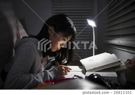 在自己的房間裡學習的孩子 在自己的房間裡學習的孩子 20811101