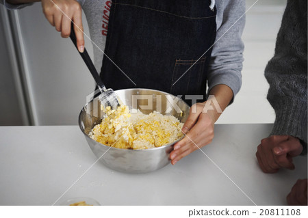 My daughter making sweets with my mother My daughter making sweets with my mother 20811108