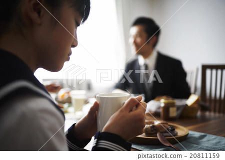 A girl who eats breakfast 20811159