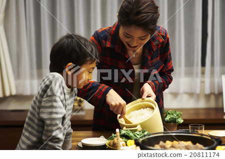 Family to eat dinner 20811174