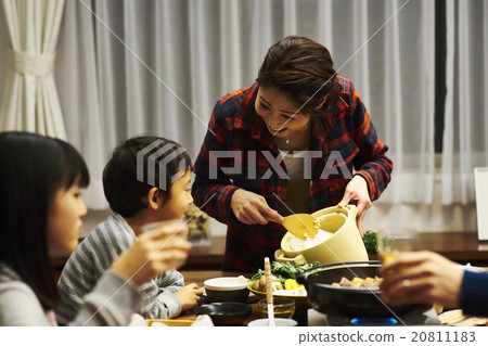 Family to eat dinner 20811183