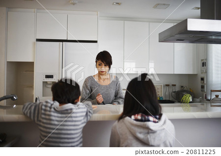 Children peering into the kitchen 20811225