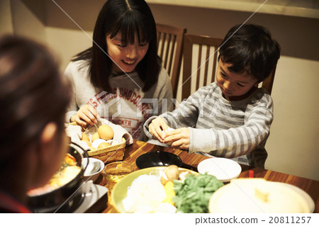 Family to eat dinner Family to eat dinner 20811257