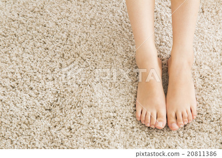 Women's legs 20811386