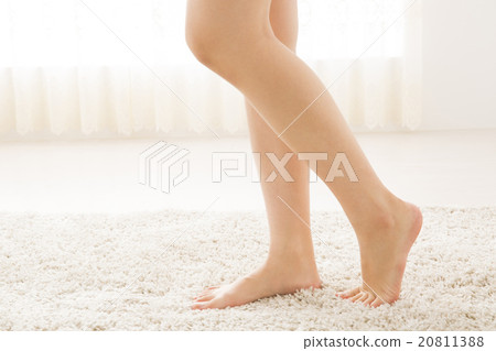 Women's legs 20811388