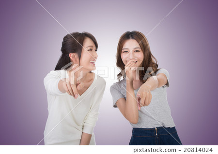 Asian woman laughing and pointing 20814024