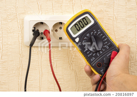 Metering voltage with digital multimeter Metering voltage with digital multimeter 20816897