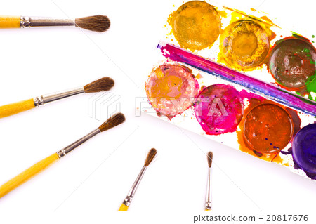 Set of used watercolor paints and paintbrushes 20817676