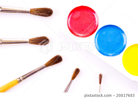 Set of watercolour paints and paintbrushes 20817683
