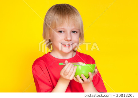 Blond boy kid child eating corn flakes cereal Blond boy kid child eating corn flakes cereal 20818203