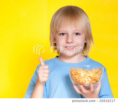 Blond boy kid child eating corn flakes cereal 20818217