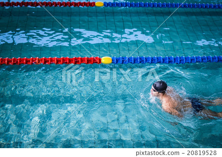 Fit man swimming 20819528