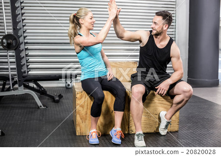 Fit couple doing high five 20820028