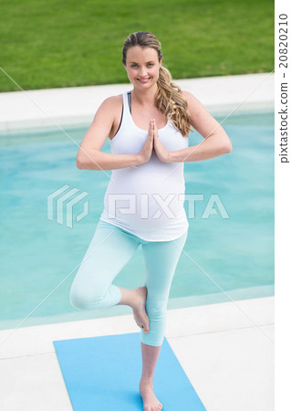 Pregnant woman doing yoga 20820210