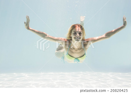 Fit woman swimming under water 20820425