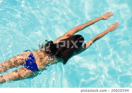 Fit woman swimming in the pool 20820594