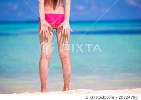 Sexy back of beautiful woman in red bikini on sea Sexy back of beautiful woman in red bikini on sea 20824790