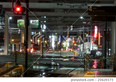 從富山站市政公共汽車站夜視圖看的雪市區 20826573