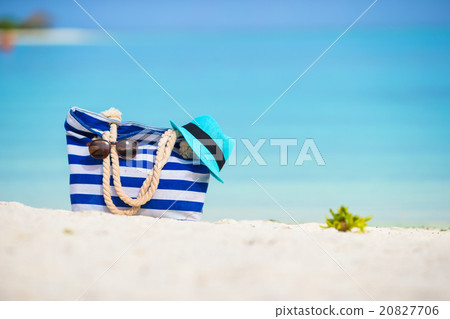 Blue bag, straw hat, sunglasses on white beach Blue bag, straw hat, sunglasses on white beach 20827706