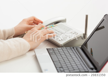 接聽電話的一個少婦 接聽電話的一個少婦 20831350