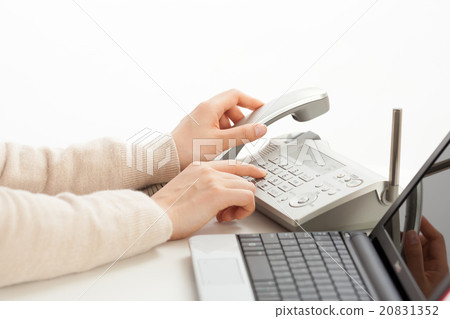 接聽電話的一個少婦 接聽電話的一個少婦 20831352