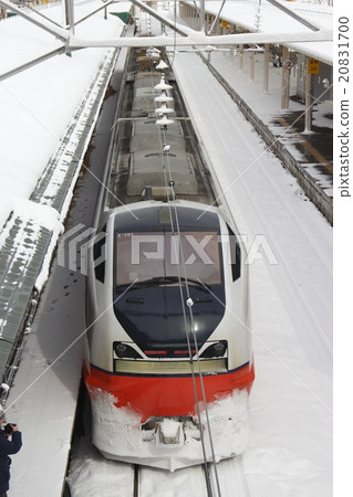Limited express Tsugaru stopping at Aomori station in winter (E751 series train: Akita ⇔ Aomori) 20831700