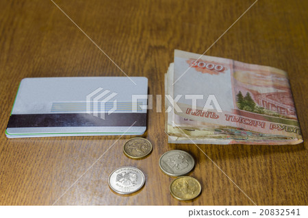 Credit cards and cash 20832541