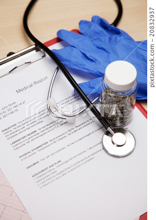 Medical report and cardiogram 20832937