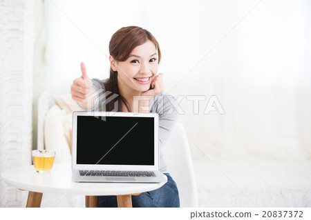 woman show laptop 20837372