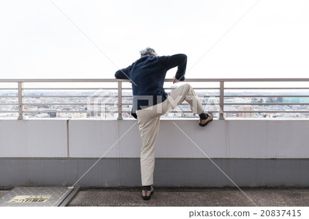 設法的老人跳下來 20837415