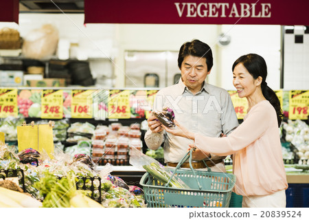 Senior supermarket 20839524