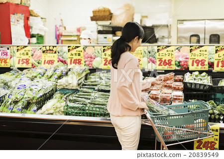 Senior supermarket 20839549