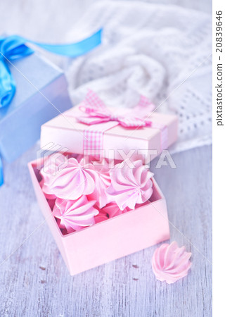 mini meringues mini meringues 20839646