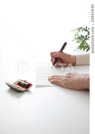 Senior woman filling in the document (will) face without hand up vertically 20841636