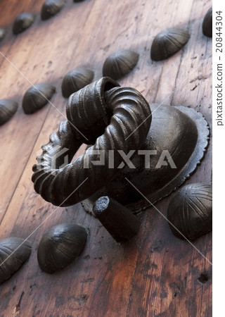 Fragment of wooden door with antique doorknob Fragment of wooden door with antique doorknob 20844304