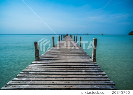 Tropical sea and wooden pier, holiday background 20845760