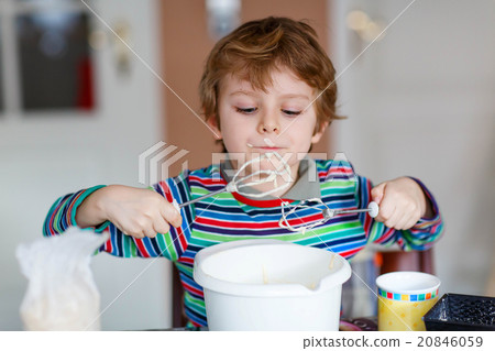 Funny blond kid boy baking cake indoors Funny blond kid boy baking cake indoors 20846059