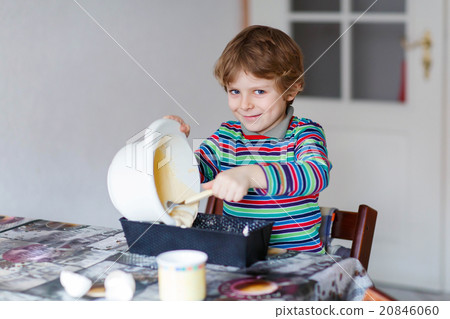Funny blond kid boy baking cake indoors Funny blond kid boy baking cake indoors 20846060