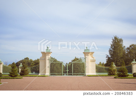 Trellis gate and fence of Lower garden Oranienbaum 20846383