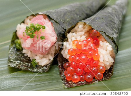 Hand rolled sushi 20848790